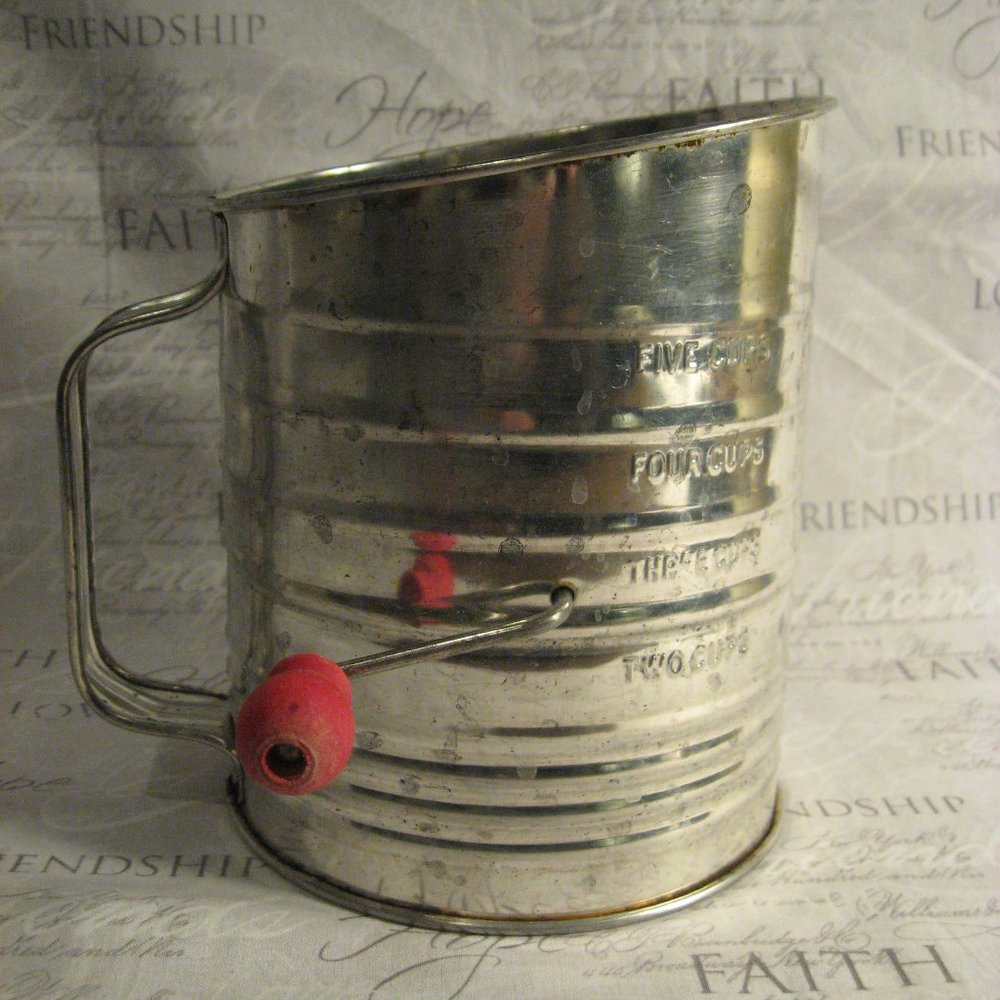 VINTAGE BROMWELL 5 CUP SIFTER - RED HANDLE
